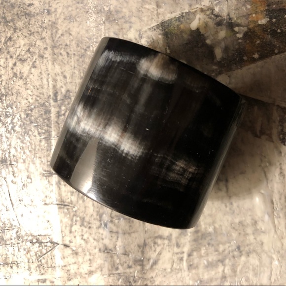 Authentic horn cuff, polished black/white. - Picture 3 of 7